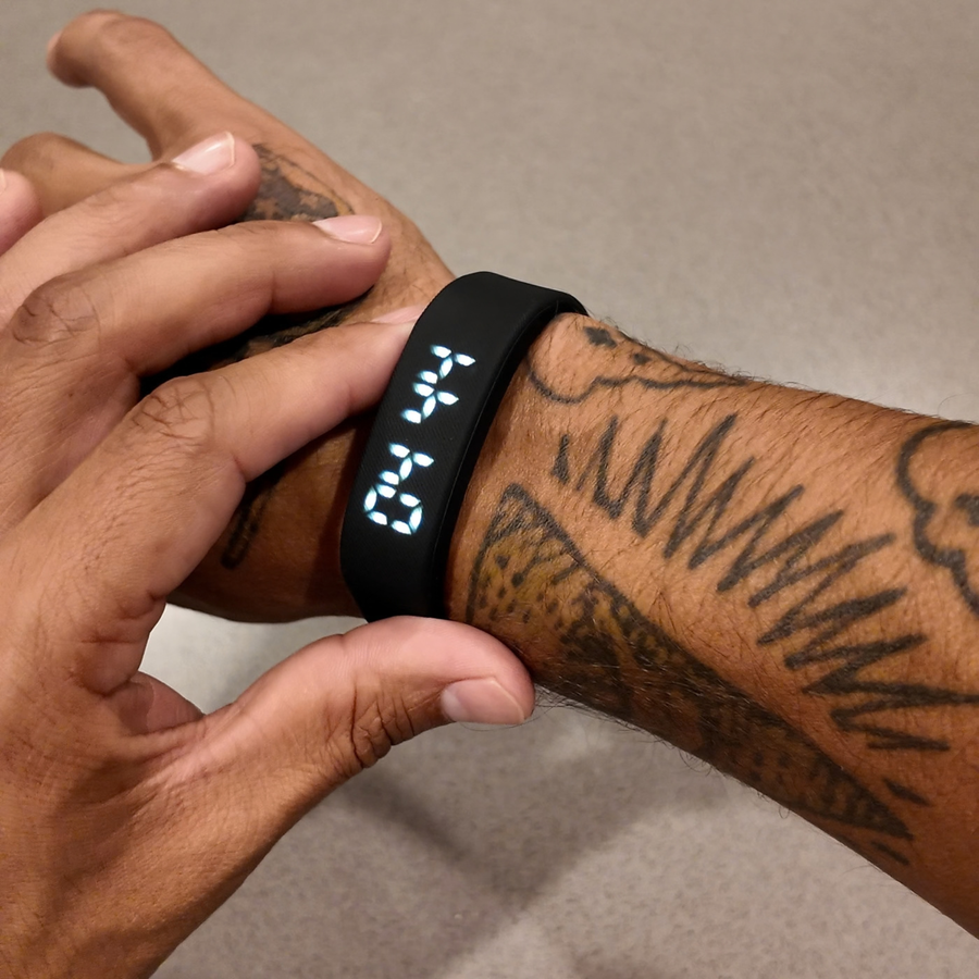 Programando la alarma en la pantalla de la pulsera
