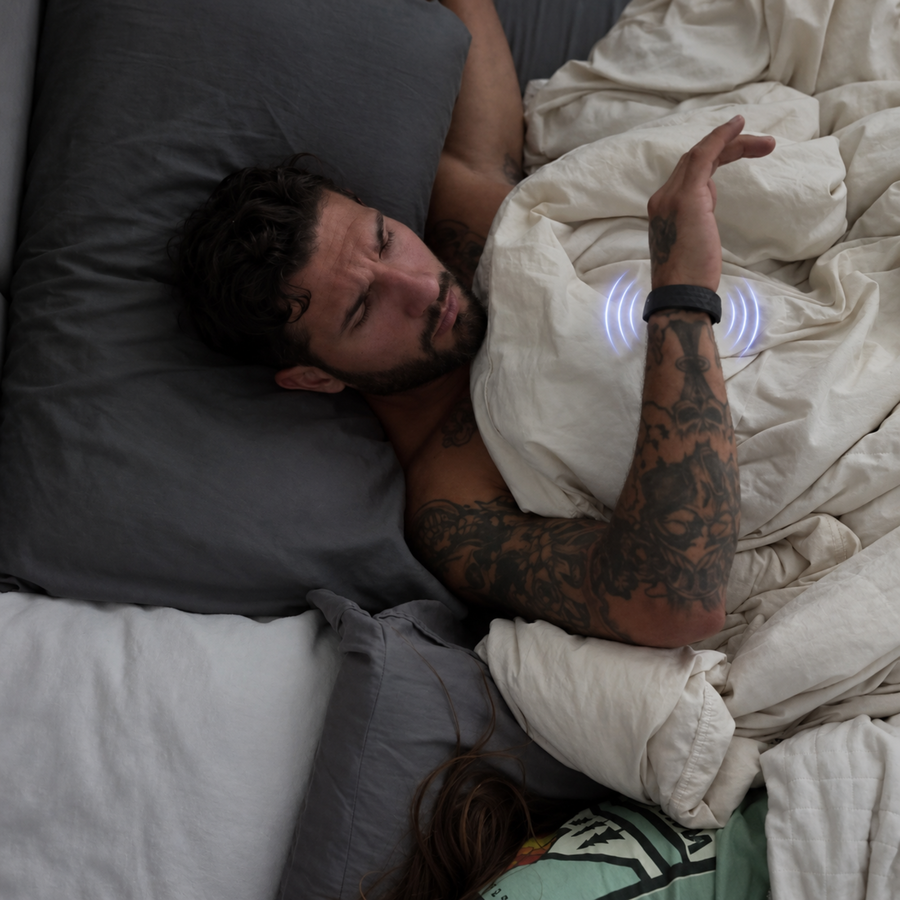 Hombre despertando con la vibración de la pulsera