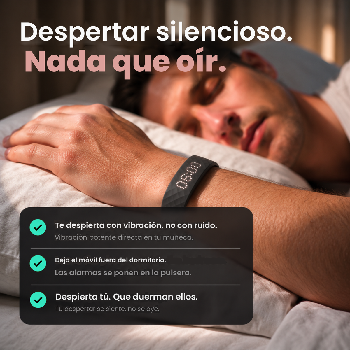 Hombre dormido en la cama con WakeVibe, despertado por una vibración silenciosa en la muñeca en lugar de una alarma sonora