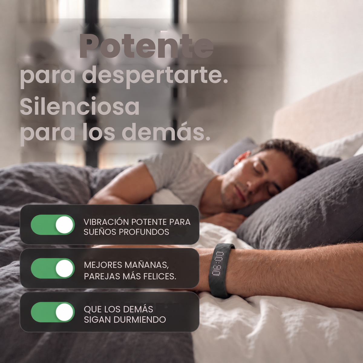 Pareja dormida en la cama, uno con WakeVibe: vibración suficiente para despertar a quien duerme profundo y silenciosa para su pareja