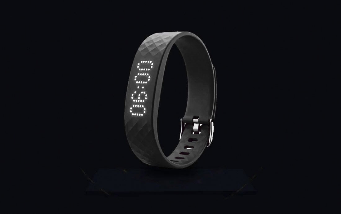 Pulsera WakeVibe con la hora en la pantalla LED